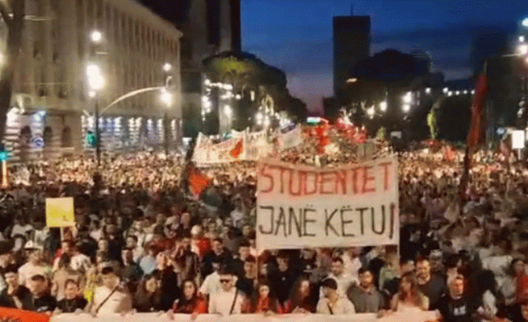 PROTESTA/ Qytetarët nisin marshimin në rrugët e kryeqytetit. Nismëtari: Mos u përçani