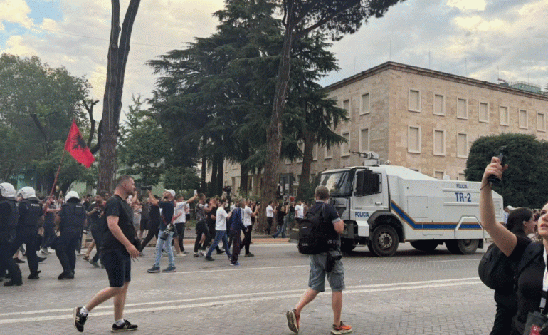 PROTESTAT PËR ZVËRNECIN/ Policia sjell autobotët për të shpërndarë turmën, protestuesit mbërrijnë para Kryeministrisë