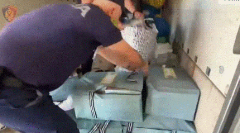 POLICIA AKSION NË PORTIN E DURRËSIT/ Sekuestrohen 798 steka cigare, kapet 34-vjeçari me armë automatike
