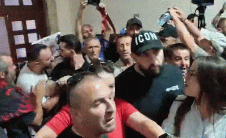 PËRSHKALLËZOHET PROTESTA/ PËRPLASJE tek Politekniku! Protestuesit hyjnë me forcë, kërkojnë banderolën