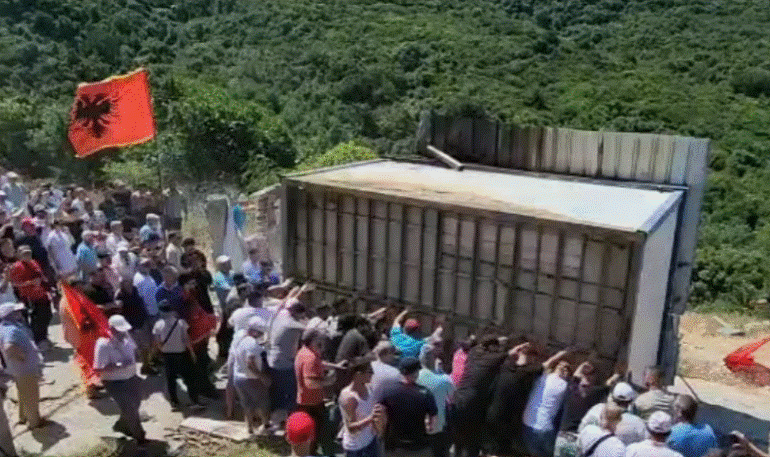“TOKAT E TË PARVE DO T’I MBROJMË ME GJAK”/ Protestë në Kakome për pronat