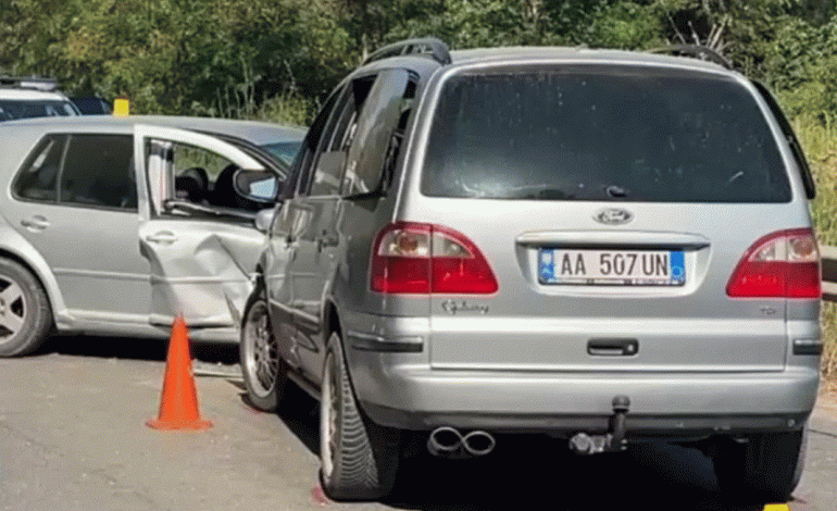 AKSIDENT I RËNDË/ Përplasen “kokë më kokë” automjetet në Fier, të dy drejtuesit…