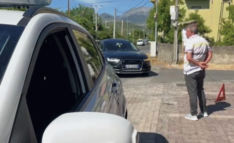 AKSIDENT NË SHËNGJIN/ Makina përplaset keq me motorin, dy persona…