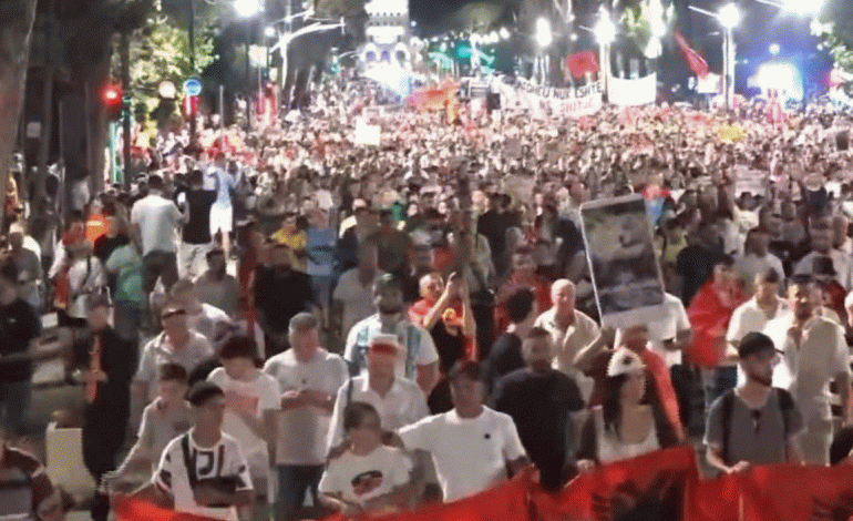 “S’KA KTHIM PAS”/ Vazhdon marshimi në rrugët e Tiranës, ‘lumë’ protestuesish në kryeqytet: Rama jep dorëheqjen
