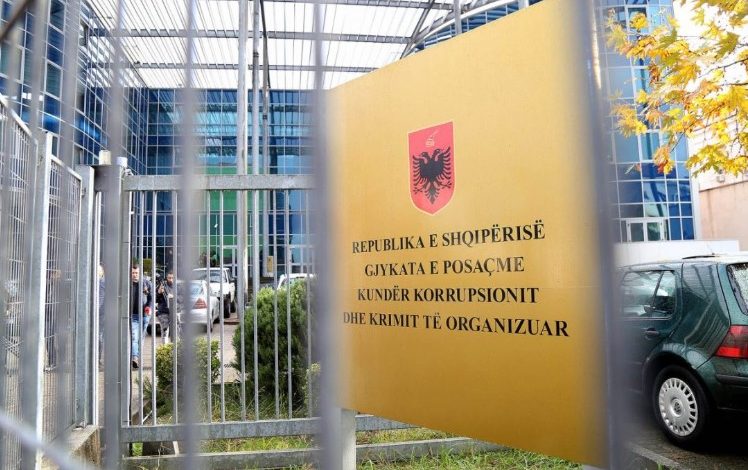 TRAFIKU NDËRKOMBËTAR I ARMËVE/ GJKKO dënon me burg Adulla Hoxhajn dhe dy anëtarët e grupit