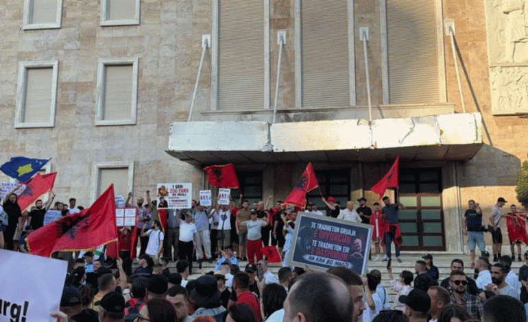 KAOS DHE DHUNË NË PROTESTËN PËR ZVËRNECIN/ Protestuesit çajnë kordonin policor