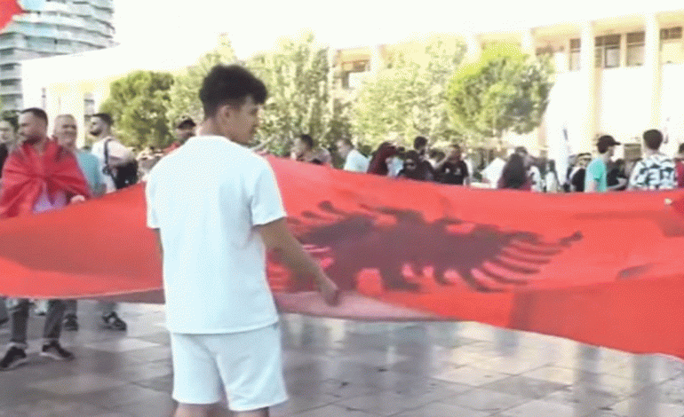 PROTESTA NË TIRANË/ Nis organizimi në sheshin “Skënderbej”, shqiptarët kërkojnë dorëheqjen e Ramës