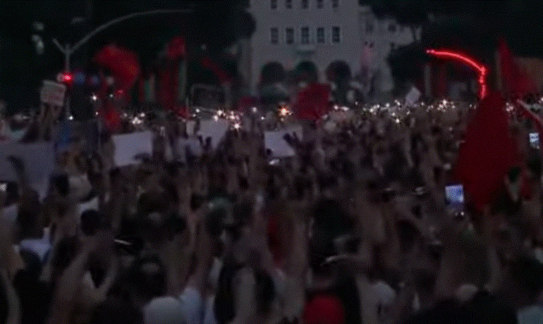 KËRKESA PËR ANULIMIN E PROJEKTIT/ Dy orë protestë, bulevardi plot qytetarë ndriçohet nga blicat e telefonave