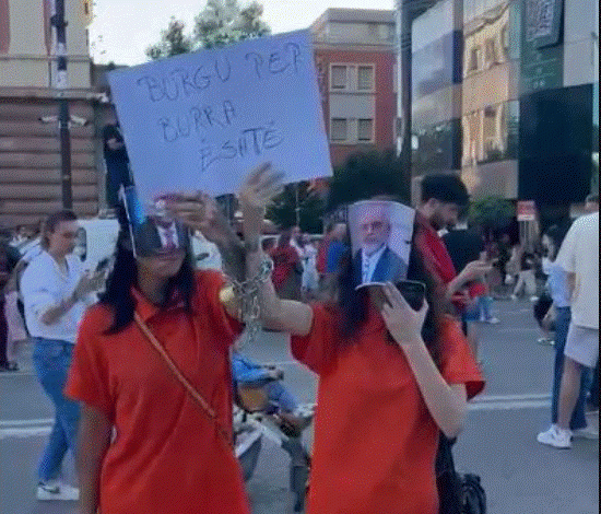 IRONIA/ Protestuesit “veshin” Ramën dhe Berishën me uniformë burgu: Për burrat është