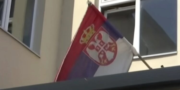 KOSOVË/ Flamuri serb vendoset në një qendër votimi në Pejë, largohet nga policia