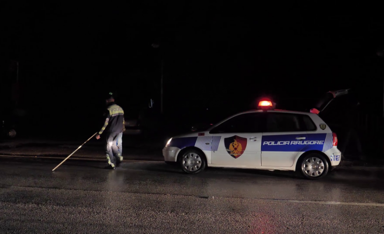 AKSIDENT I RËNDË NË IBË/ Mjeti i policit përplaset me një tjetër automjet dhe plas sherri, efektivi nxjerr pistoletën nga brezi