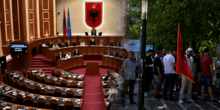 KUVENDI MBLIDHET NË SEANCË PLENARE/ Disa qytetarë protestojnë jashtë godinës
