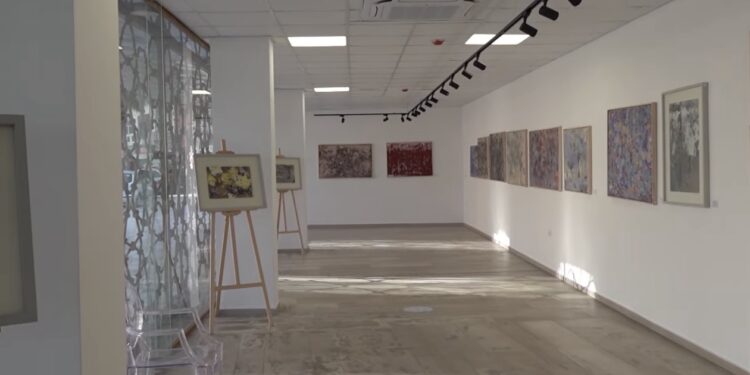 HARMONI NGJYRASH DHE FORMASH/ 60 vepra të artistit Edmond Hysi ekspozohen në Durrës