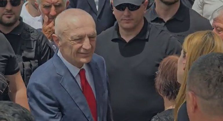 FOTOLAJM/ Ilir Meta i jep lamtumirën e fundit të atit, nën masa të rrepta sigurie