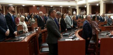 NGJARJA E RËNDË NË MALIQ/ Kuvendi nis me një minutë heshtje për policin e vrarë