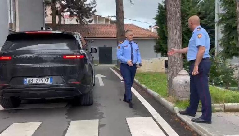 PAS VRASJES SË EFEKTIVIT NË KRYE TË DETYRËS/ Drejtori i Policisë së Shtetit shkon në Korçë