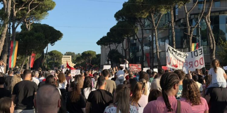 “ZVËRNECI”/ Qytetarët protestojnë sërish para Kryeministrisë