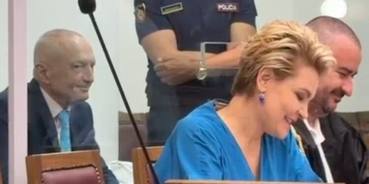 SEANCA NË GJKKO/ Meta: Banoj tek 313-ta dhe jam beqar! Kryemadhi: USB e SPAK nuk hapet
