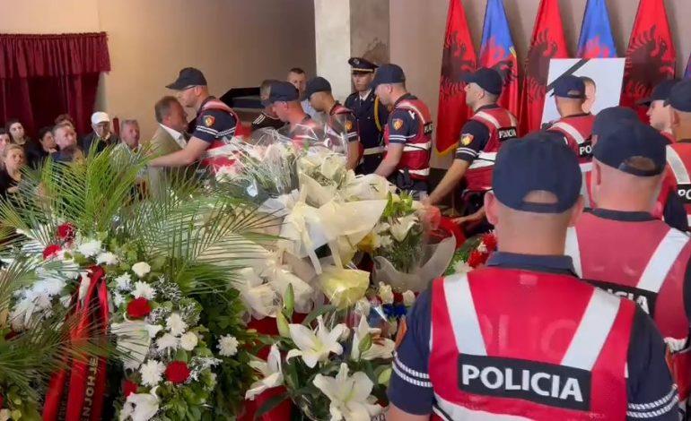 PAMJET PREKËSE/ Homazhe për kolegun e tyre që u vra në krye të detyrës, policët s’mbajnë dot lotët