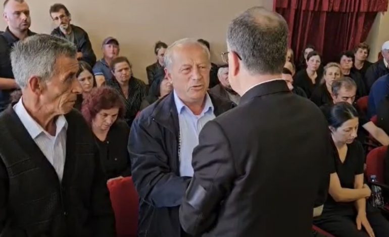 “NA FUNDOSËT. DO BËNI DETYRËN?” Xhaxhai i policit të vrarë në Maliq i drejtohet me lot në sy Presidentit Begaj në homazhe: Merrni masa, po na vriten djemtë