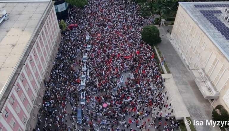 PROTESTA PËR ZVËRNECIN/ Qytetarët para Kryeministrisë: Dorëheqje, Shqipëria nuk është e tradhtarëve