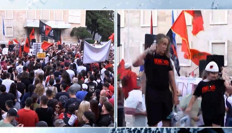 PROTESTA NË TIRANË/ I riu ngjitet në podium me qese me plehra në duar: Kam ardhur për t’ia sjellë Ramës nga Zvërneci, meqë qeveria nuk i mblodhi