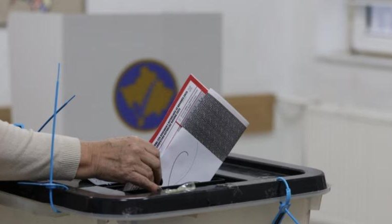 SËRISH ZGJEDHJE NË KOSOVË/ 2 mln qytetarë me të drejtë vote, pjesëmarrje e ulët në orët e para të mëngjesit