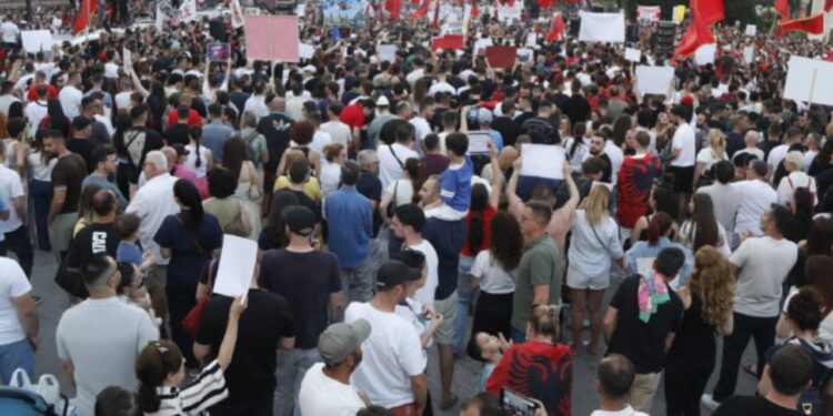 “ZVËRNECI”/ Qytetarët sërish në protestë në ditën e 8-të, marshojnë drejt Kryeministrisë