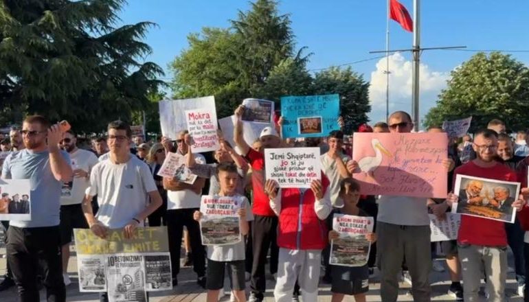 “OLIGARKËT S’KANË LIMITE”/ Protestë edhe në Pogradec kundër ndërtimit të resortit në Zvërnec
