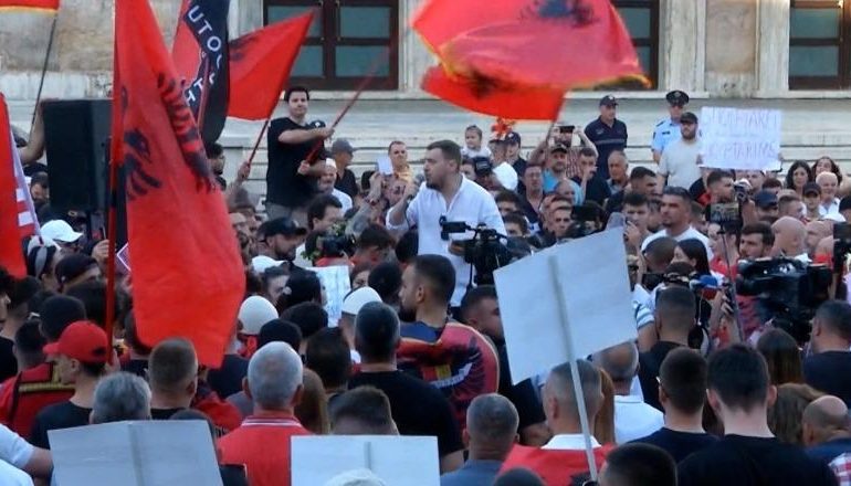 “KUSH E ORGANIZON PROTESTËN?” Tubuesi shpalos ‘listën’: Një djalë me emrin Shpopullim, 35-vjeçarja Prona Private! E treta, Rinia Shqiptare