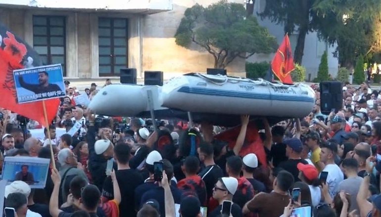 FOTOLAJM/ Simbol i emigrimit, protestuesit sjellin gomonen para kryeministrisë