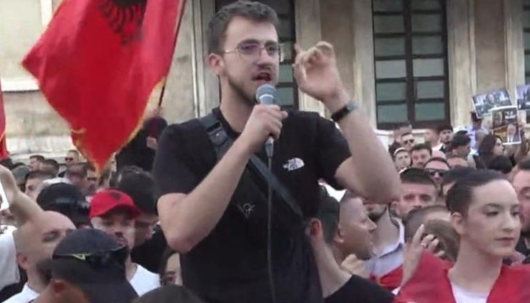“DRITË NË FUND TË TUNELIT”/ I riu në protestë: S’duam investimet shpopulluese! Duhet të ndërtojmë shtetin, jo pushtetin