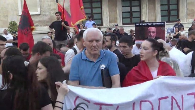 HUMB NJË FËMIJË NË TUBIM/ Protestuesit mobilizohen për ta gjetur! Gjendet pas pak minutash