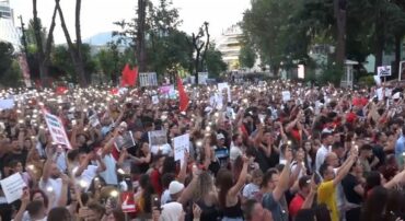 PROTESTA MASIVE PARA KRYEMINISTRISË/ Qytetarët: Kemi vetëm një kërkesë, dorëheqje