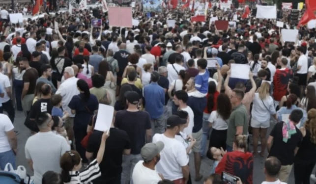 MBYLLET TUBIMI NË TIRANË/ Qytetarët mblidhen para Kryeministrisë me 10 kërkesa, protestë mbarëkombëtare më 10 qershor