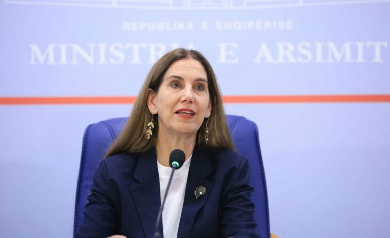 TË MARTËN PROVIMI I FUNDIT I MATURËS SHTETËRORE/ Ministrja e Arsimit: Respektoni rregullat, 29 nxënës të përjashtuar gjatë tre provimeve të para