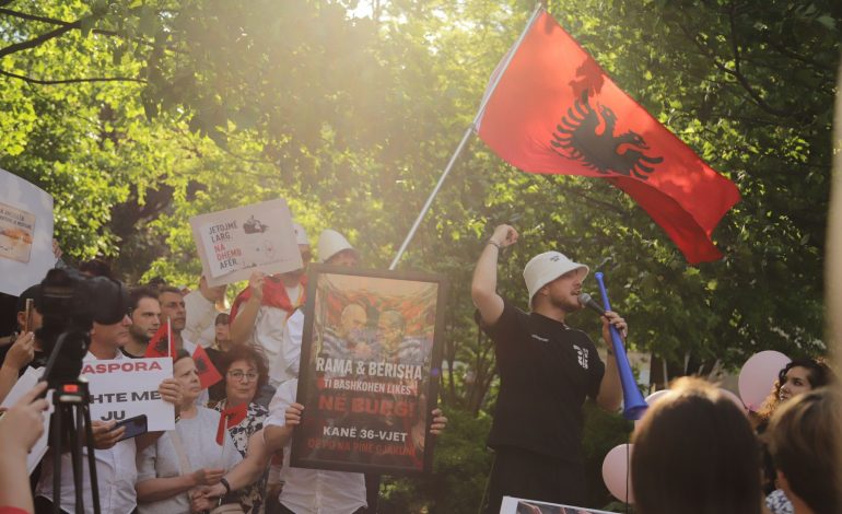 “RECOLUCION”/ Shqiptarët në Toronto ngrihen në protestë. Mesazhet e fuqishme që vinë nga Diaspora