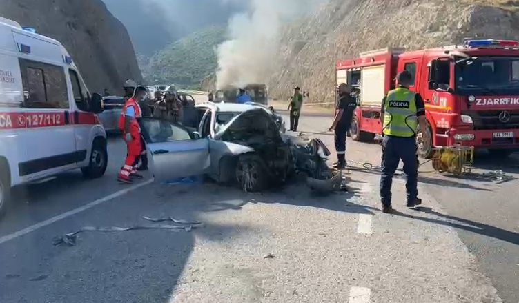 AKSIDENT TRAGJIK NË VLORË/ Përplasen tre makina, një viktimë! Dy nga automjetet u shkrumbuan nga flakët