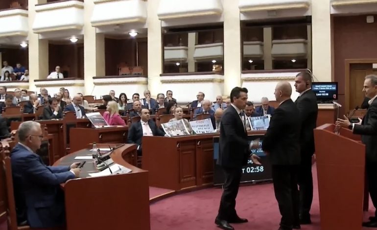 “PLAS” KEQ NË KUVEND/ Tensione pas fjalës së Bidos! Nuk përmbahet Shehaj dhe shkon te foltorja, nuk lejon Boçin të flasë