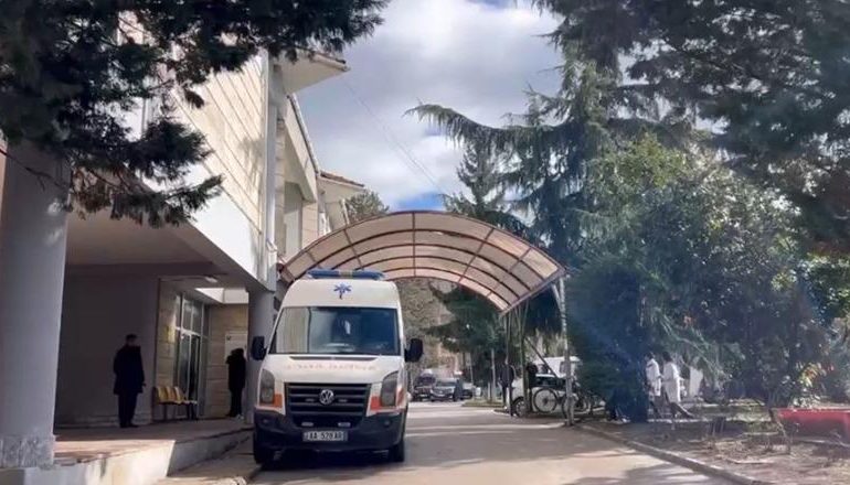 E RËNDË/ 29-vjeçari paraqitet i plagosur në spitalin e Korçës: Më dhunoi policia greke 13 ditë më parë, më ngatërruan…