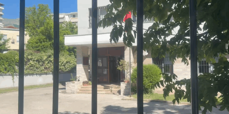 HUMBI JETËN NJË I MITUR/ Gjykata e Gjirokastrës lë në “arrest shtëpie” pronarin e pishinës