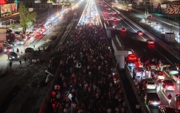 PAMJET/ Radhë kilometrike makinash në Tiranë-Durrës, si e bllokuan protestuesit autostradën për disa orë