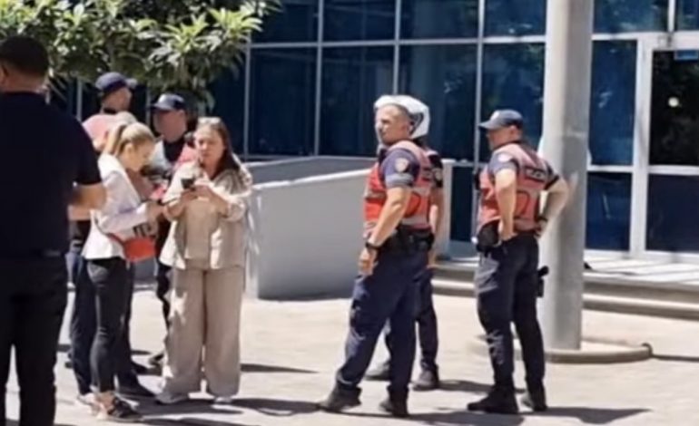 SHERRI I DHUNSHËM NË GJKKO/ Momenti kur forca të shumta policie futen me vrap në ambientet e Gjykatës së Posaçme