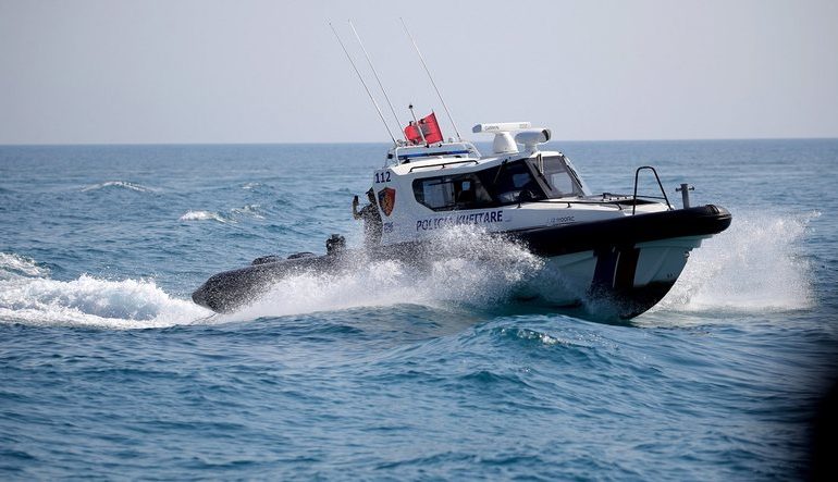 TRAGJIKE NË KSAMIL/ Mjeti lundrues përplaset me skafin e Policisë Kufitare, një i vdekur dhe disa të plagosur