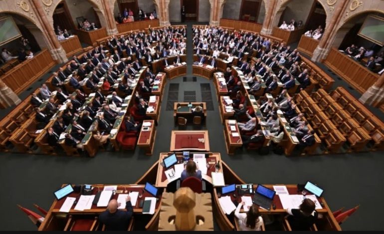 PARLAMENTI HUNGAREZ MERR VENDIMIN/ Asnjë kryeministër nuk do të qëndrojë në detyrë më shumë se 8 vjet