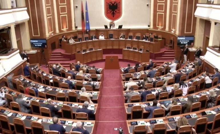 KUVENDI MBLIDHET NË SEANCË PLENARE/ Në rend dite amnistia dhe ndryshimet në Kodin Rrugor
