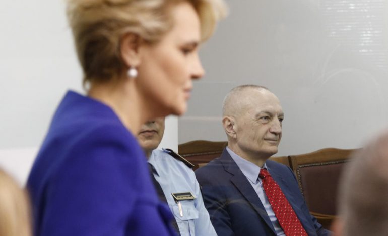 NDËRHYNË PA LEJE GJATË SEANCËS/ Gjobiten Monika Kryemadhi dhe avokati Cakrani
