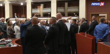 TENSIONE NË KUVEND/ Ndërpritet seanca! Noka kërkoi replikë me Ballën, Peleshi: S’e lejon rregullorja