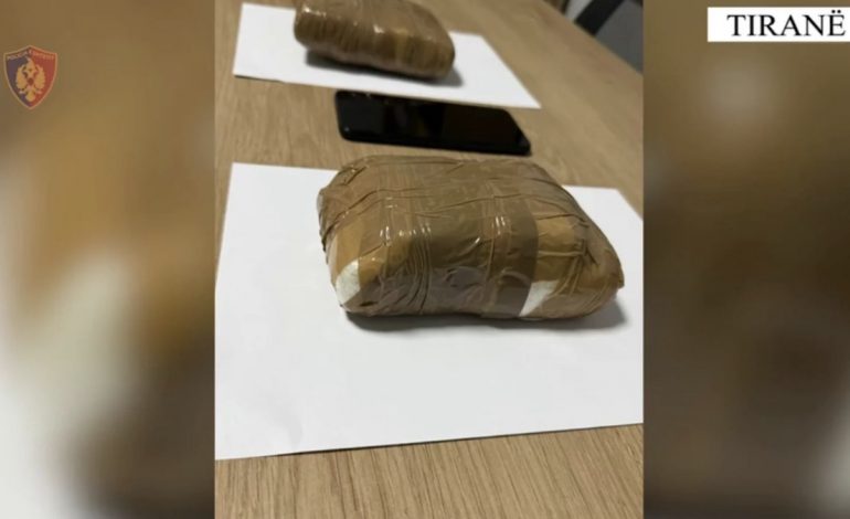 E PËSON KEQ/ Posedonte mbi 1 kg kokainë me qëllim shitjen në zona të ndryshme të kryeqytetit, pranga 44-vjeçarit në Tiranë