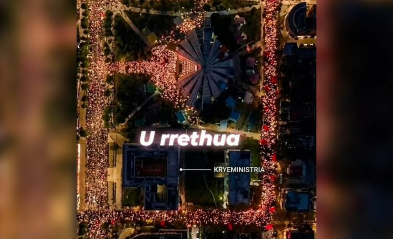 FOTOLAJM/ Momenti kur Kryeministria u rrethua nga qytetarët